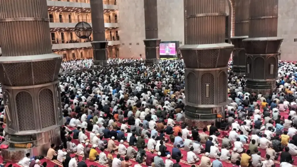 jamaah shalat tarawih di masjid pada malam ke-6 Ramadan, menggambarkan semangat istiqomah untuk meraih pahala