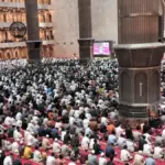 jamaah shalat tarawih di masjid pada malam ke-6 Ramadan, menggambarkan semangat istiqomah untuk meraih pahala