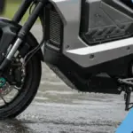 Tips aman mengendarai motor listrik saat banjir, penjelasan rating IP67, dan cara menangani motor listrik yang