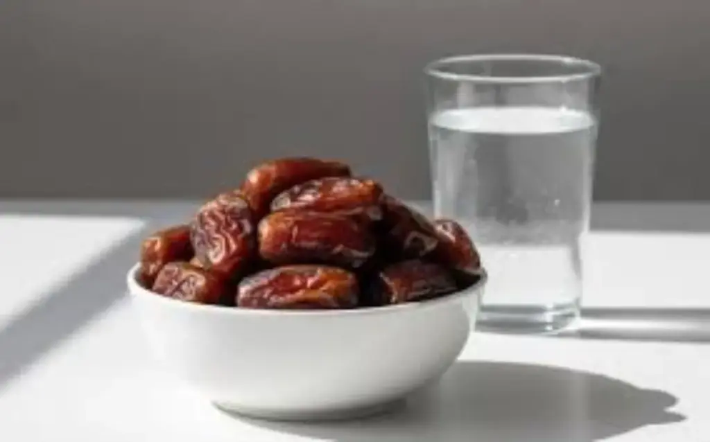 Ide berbagi takjil hemat atau low budget di bulan Ramadan, seperti paket air mineral dan kurma, untuk mendapat