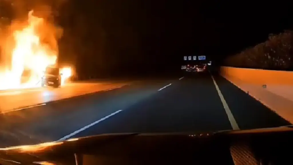 Mobil Jetour Terbakar di KM 31 Tol Jagorawi, Sopir dan Penumpang Alami Luka Bakar