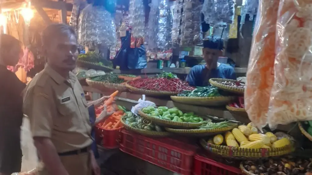 Menjelang Ramadan 2026, harga sejumlah kebutuhan pokok di Pasar Tradisional Parakanmuncang, Kecamatan Cimanggu