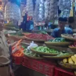 Menjelang Ramadan 2026, harga sejumlah kebutuhan pokok di Pasar Tradisional Parakanmuncang, Kecamatan Cimanggu