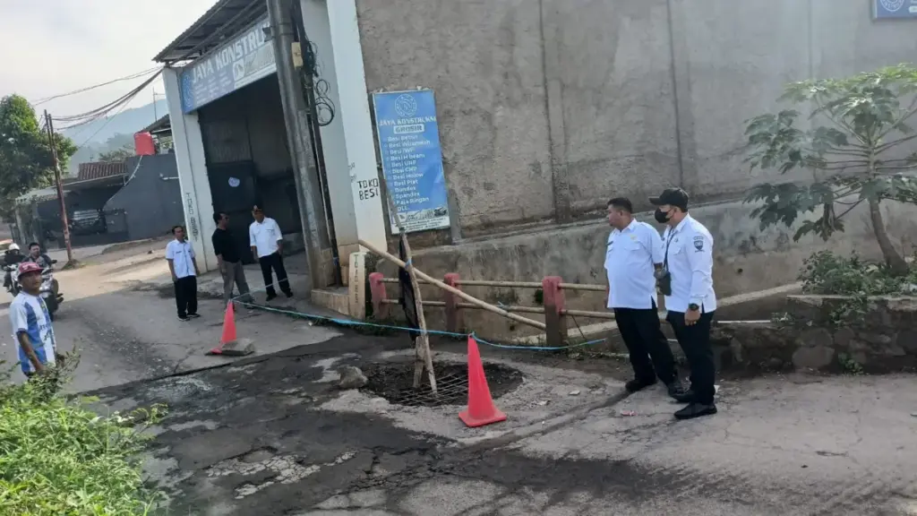 Kondisi Jembatan Cimande di Dusun Cimande RT 01 RW 11, Desa Sindangpakuon, Kecamatan Cimanggung, kian mengkhaw