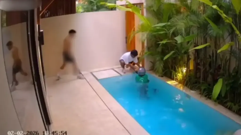 Diduga Kurang Fokus, Driver Ojek Online Tercebur ke Kolam Renang