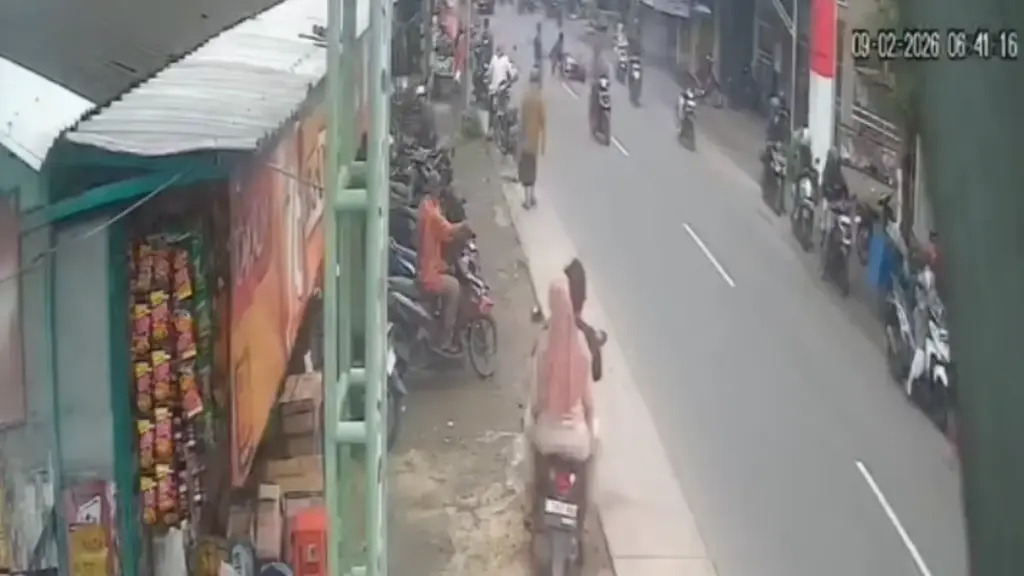 Insiden Tabrak Lari Viral di Media Sosial, Seorang Pemotor Jatuh Usai Diduga Tersenggol Truk Pengangkut Ayam