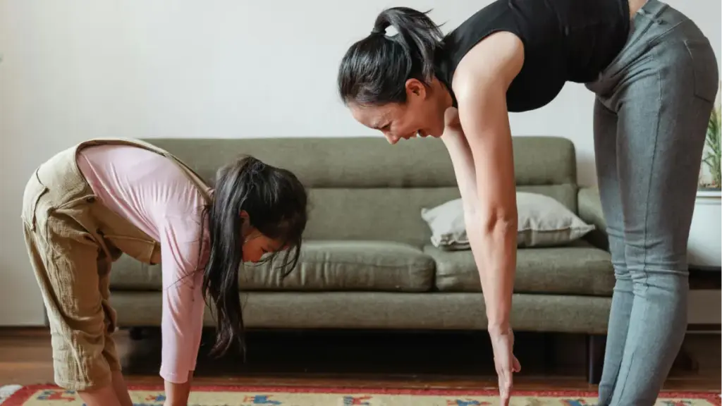 Potret ibu dan anak sedang stretching yoga