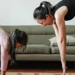 Potret ibu dan anak sedang stretching yoga