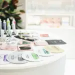 Ilustrasi berbagai macam skincare terpajang di etalase