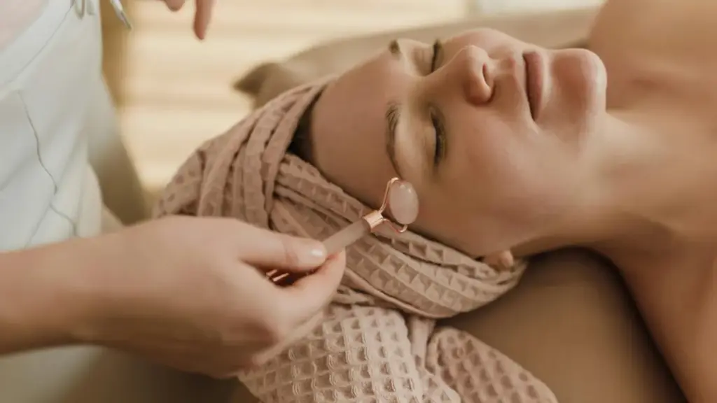 Potret seseorang sedang melakukan perawatan wajah