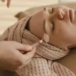 Potret seseorang sedang melakukan perawatan wajah