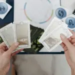 Tangan yang sedang memegang kartu tarot