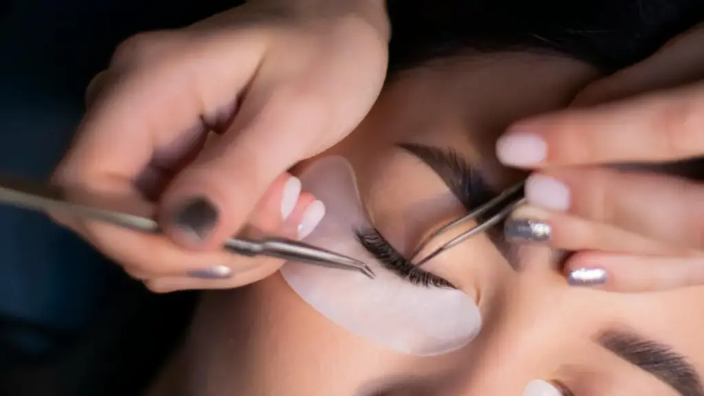 Potret seorang pelanggan sedang menjalani perawatan bulu mata