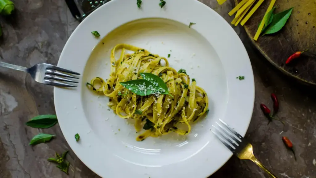 Ilustasi spaghetti dengan saus pesto