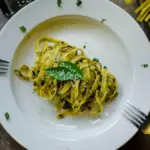 Ilustasi spaghetti dengan saus pesto