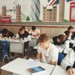 Ilustrasi murid-murid yang sedang belajar di dalam kelas