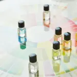 Beberapa botol parfum ditata sesuai wangi di atas meja