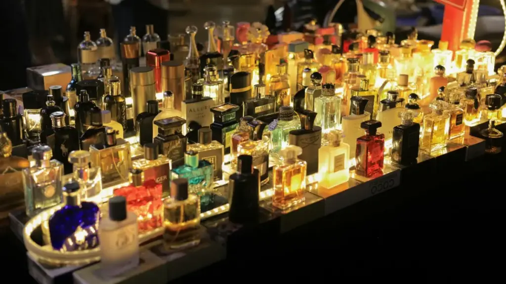 Berbagai macam parfum terpajang di meja