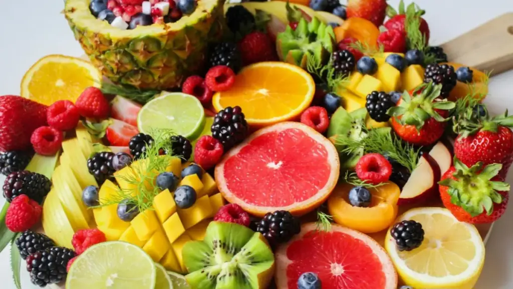 potret buah-buahan tersaji di atas nampan.