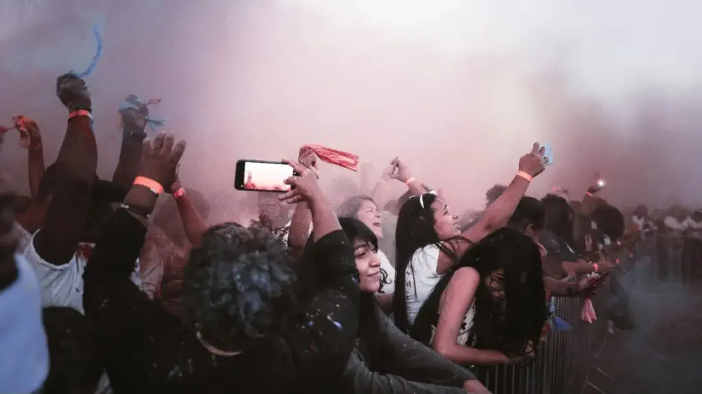 Penonton menikmati konser di barisan depan