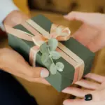 potret pasangan sedang memberikan hadiah