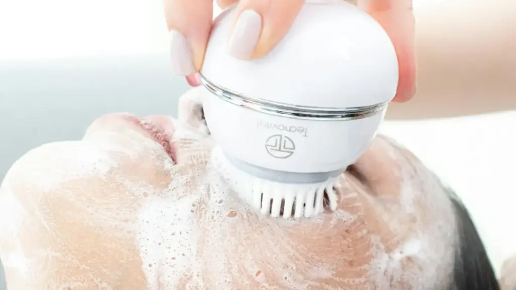 Seseorang sedang melakukan perawatan membersihkan wajah