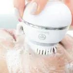 Seseorang sedang melakukan perawatan membersihkan wajah