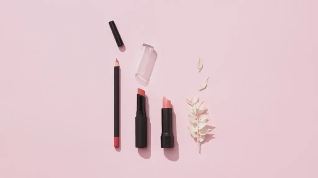 Potret produk bibir tertata sesuai ukuran dengan daun kering