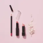 Potret produk bibir tertata sesuai ukuran dengan daun kering