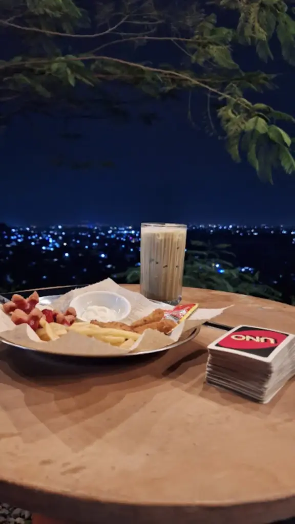 Nongkrong Estetik di Kopi Boekit dengan Pemandangan City Lights Jatinangor