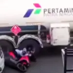 Pemotor Terjatuh Usai Nekat Salip Truk Tangki di Pasar Kemis, Momen Dramatis Terekam Video