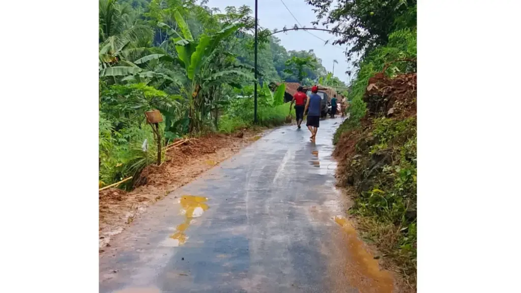 Longsor Tutup Akses Jalan Kebon Seureuh–Leles, Petugas Lakukan Pembersihan