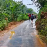 Longsor Tutup Akses Jalan Kebon Seureuh–Leles, Petugas Lakukan Pembersihan