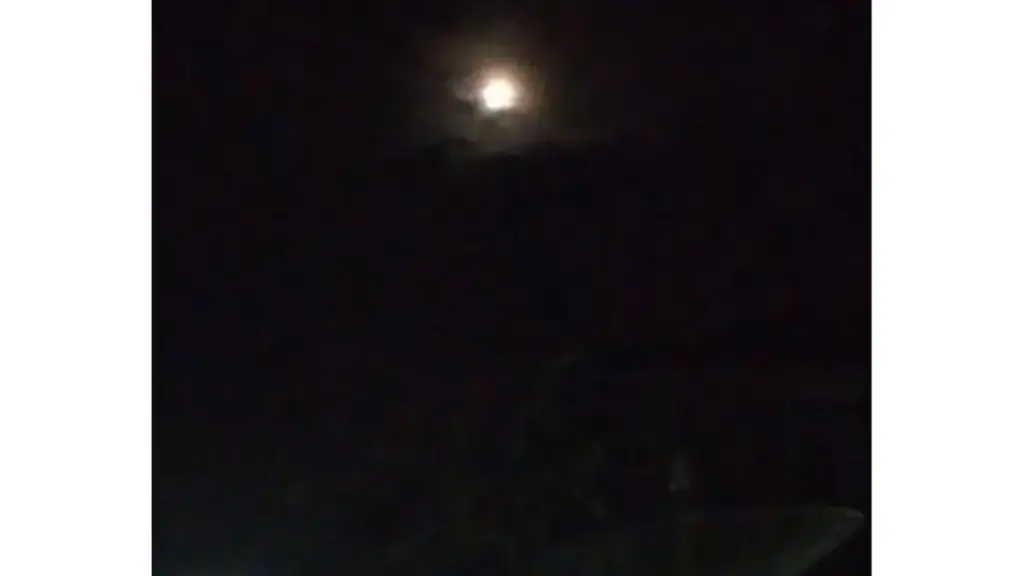 Gerhana Bulan Spektakuler Terangi Langit Indonesia, Warga Antusias Mengabadikan Momen