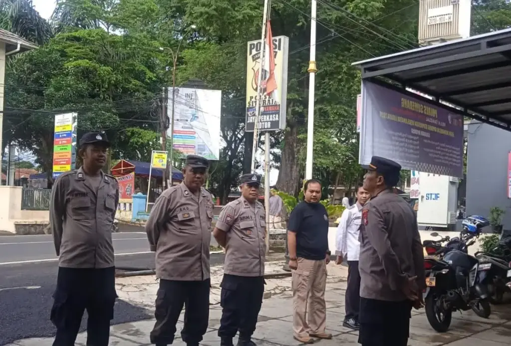 Polres Sumedang Kibarkan Bendera Setengah Tiang Tiga Hari, Hormati Wafatnya Try Sutrisno
