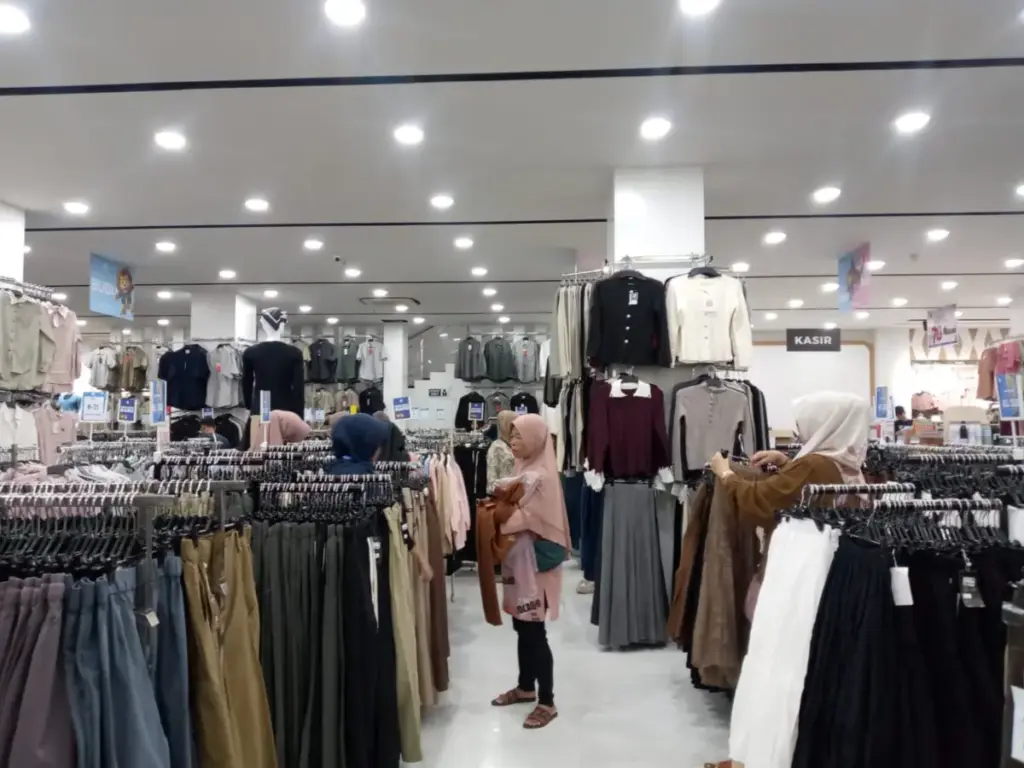 Jelang Lebaran, Ria Busana Sumedang Diserbu Pembeli, Diskon hingga 70 Persen Jadi Daya Tarik