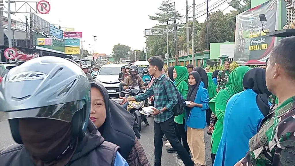 Aksi Berbagi di Tanjungsari, TNI hingga Santri Bagikan Ribuan Takjil dan Serukan Persatuan