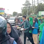 Aksi Berbagi di Tanjungsari, TNI hingga Santri Bagikan Ribuan Takjil dan Serukan Persatuan