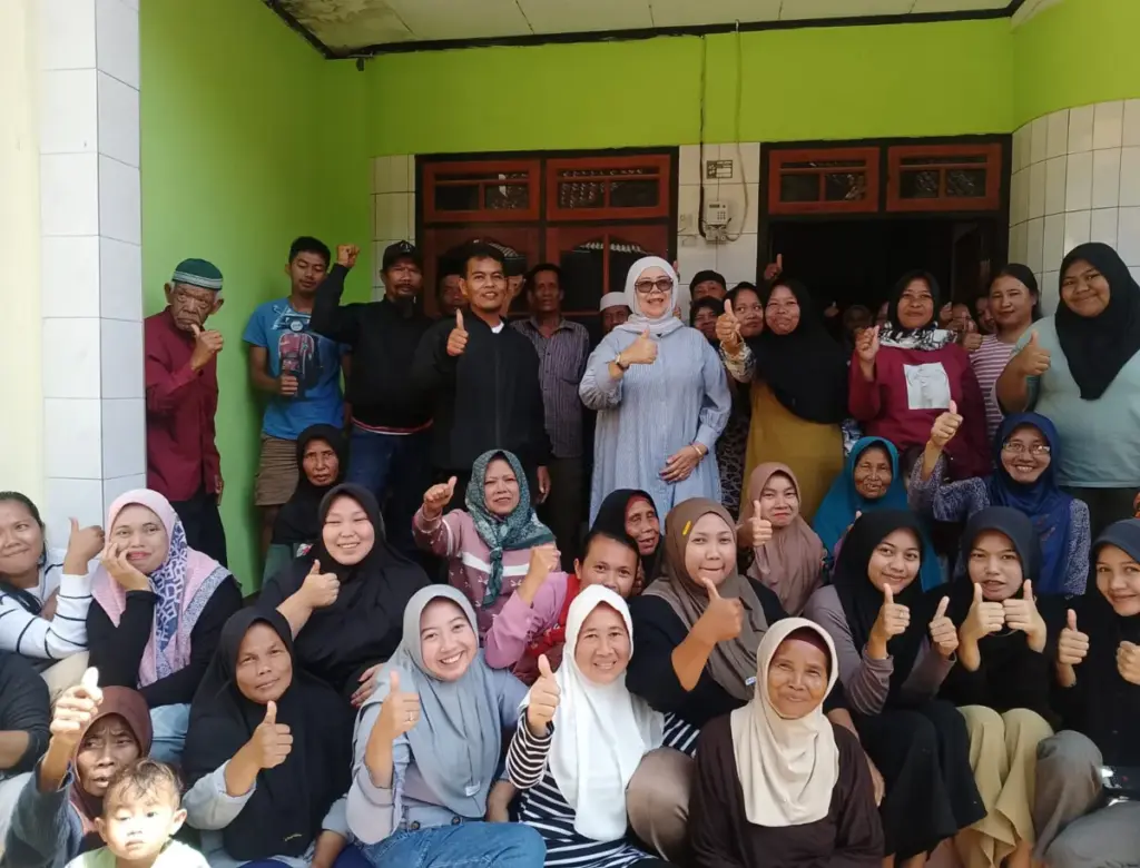 Warga Keluhkan Jalan Rusak dan Jeratan Bank Emok saat Reses Elah Karmilah di Sindanggalih