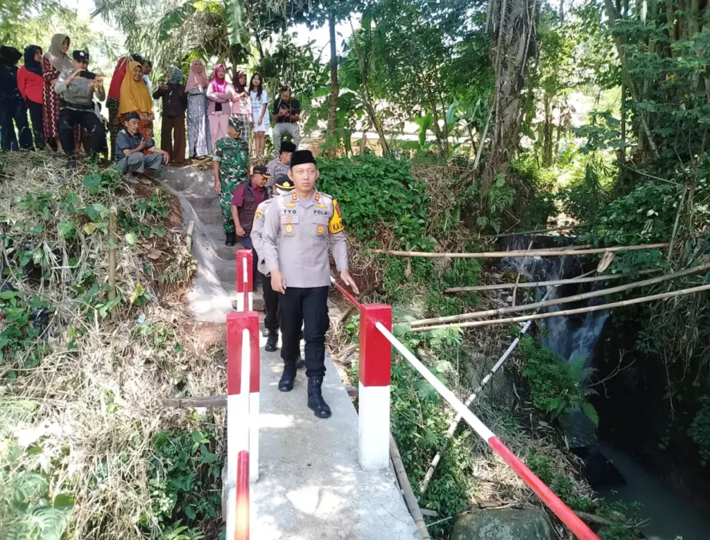 Jelang Lebaran, Kapolres Sumedang Resmikan Jembatan Merah Putih di Cimanggung