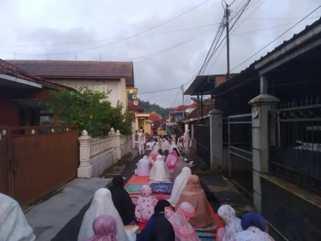 Aksi Berbagi di Tanjungsari, TNI hingga Santri Bagikan Ribuan Takjil dan Serukan Persatuan