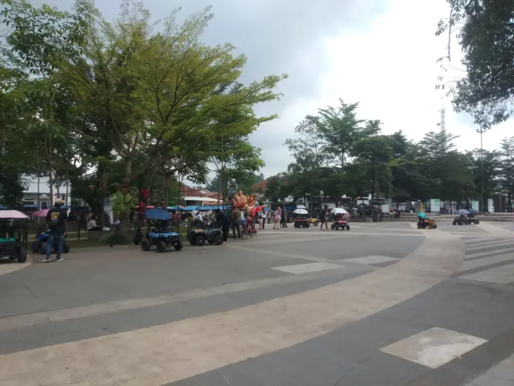 Suasana Alun-Alun Sumedang Ramai Setelah Lebaran dan Padat Pengunjung