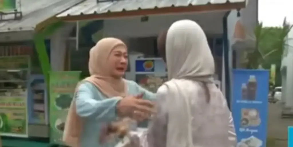Momen Haru Jurnalis Dikunjungi Ibu Saat Bertugas di Hari Lebaran