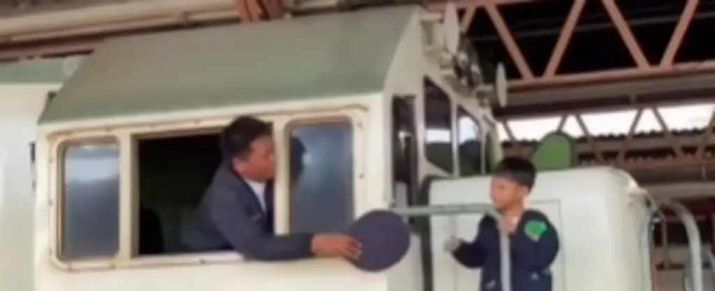 Momen Hangat Anak dan Masinis Kereta Viral, Tuai Pujian Warganet