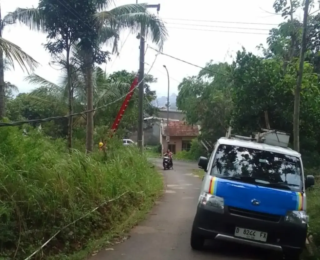 Kabel Tegangan Tinggi Menjuntai di Cimanggung, Warga Khawatir: PLN Jangan Tunggu Korban!