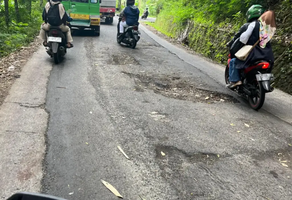 Warga Keluhkan Jalan Rusak di Narogong–Cigentur, Rawan Kecelakaan