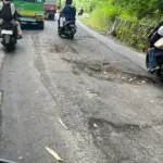 Warga Keluhkan Jalan Rusak di Narogong–Cigentur, Rawan Kecelakaan