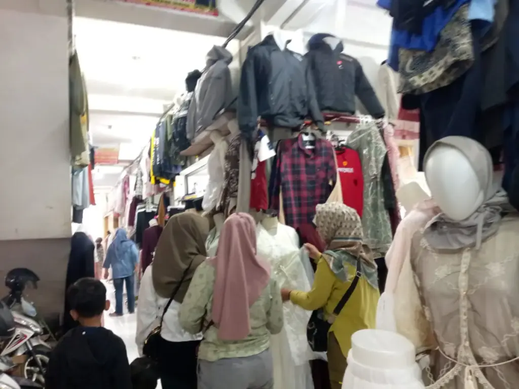 Pembeli Mulai Padati Toko Baju di Sumedang Jelang Lebaran, Model Tunik dan Warna Cerah Diburu