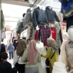 Pembeli Mulai Padati Toko Baju di Sumedang Jelang Lebaran, Model Tunik dan Warna Cerah Diburu