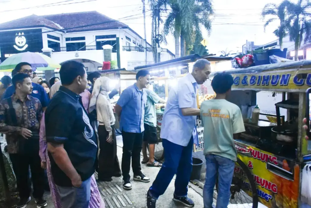 Jusuf Hamka Borong Takjil di Alun-Alun Sumedang, Warga Kebagian Gratis